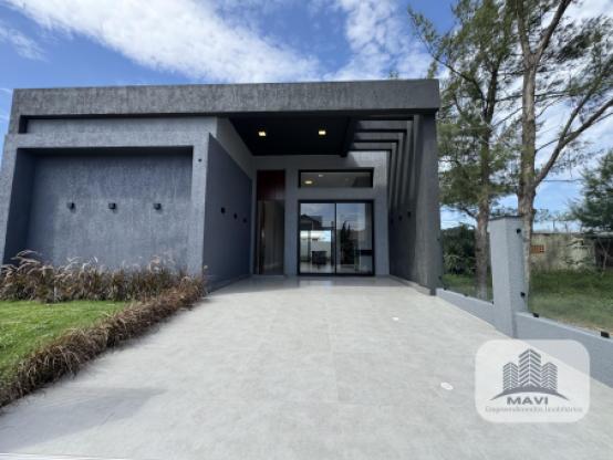 Casa a venda em Xangri-lá, 80m do mar