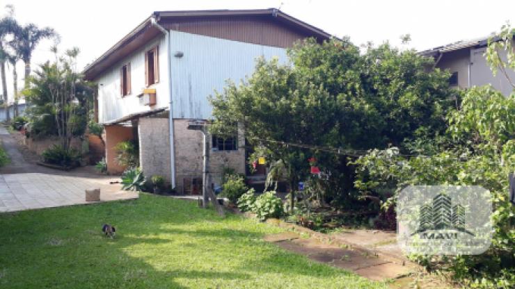 Casa de esquina com Chalé / Jardim Bühler